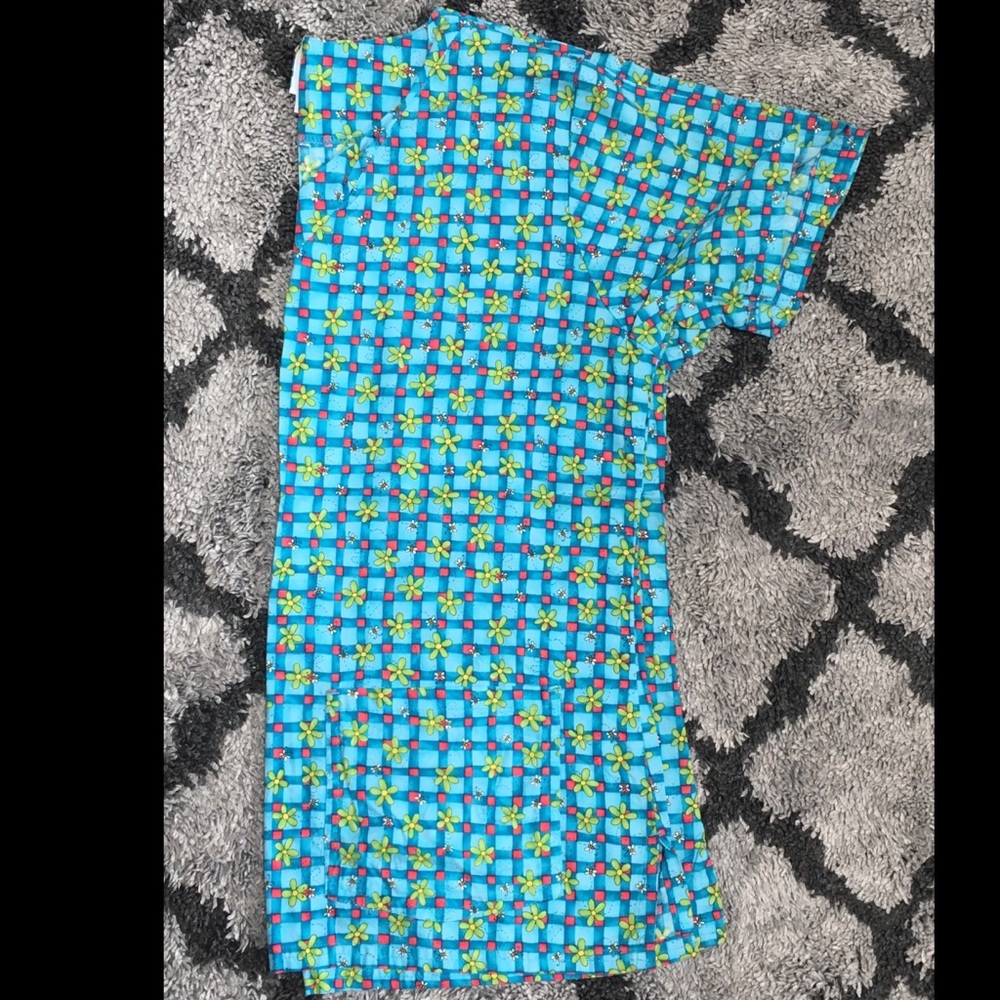 Sz M scrub top